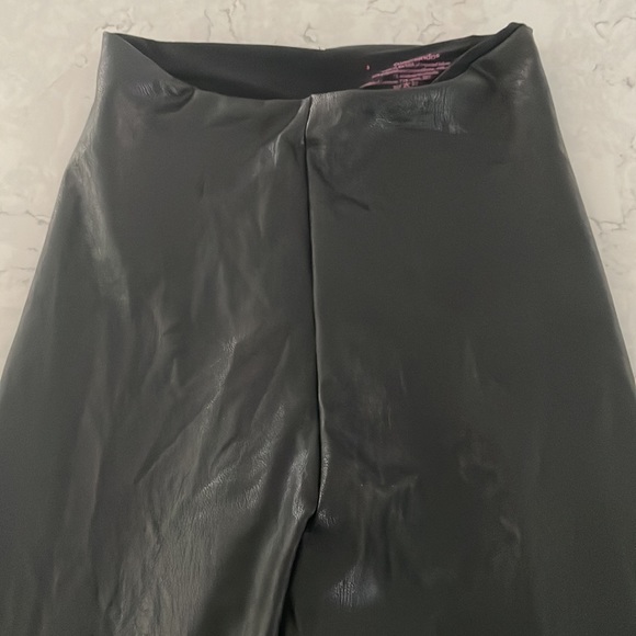 Commando Perfect Control Faux Leather Legging in Black. Size Small. - Picture 5 of 6